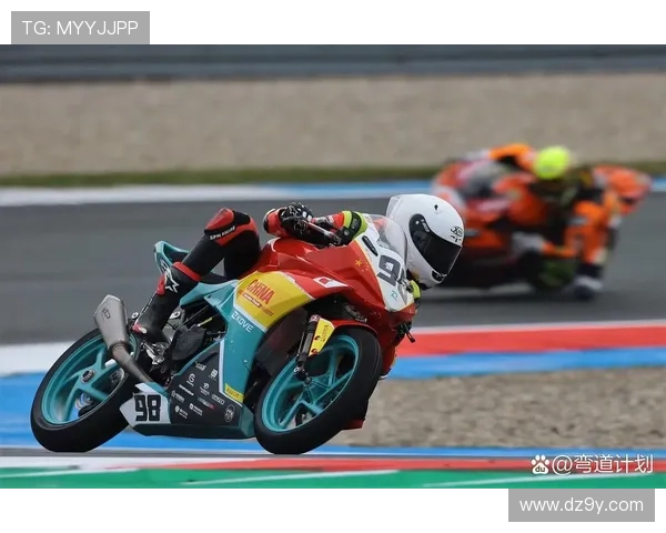摩托车大奖赛最新动态：赛季冠军争夺激烈 多位车手挑战头名宝座
