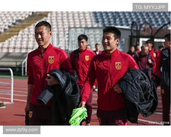 中国足球队全新阵容亮相备战世界杯预选赛 强力球员加盟激发全队斗志 中国足球队全新阵容亮相备战世界杯预选赛 强力球员加盟激发全队斗志
