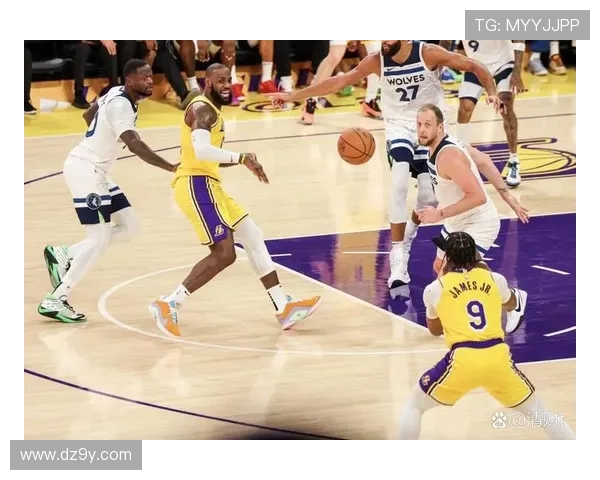 詹姆斯赛季首战砍下三双 湖人击败勇士迎开门红